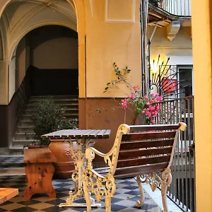 Cortile Stesicoro Aeroporto di Catania Fontana Rossa
